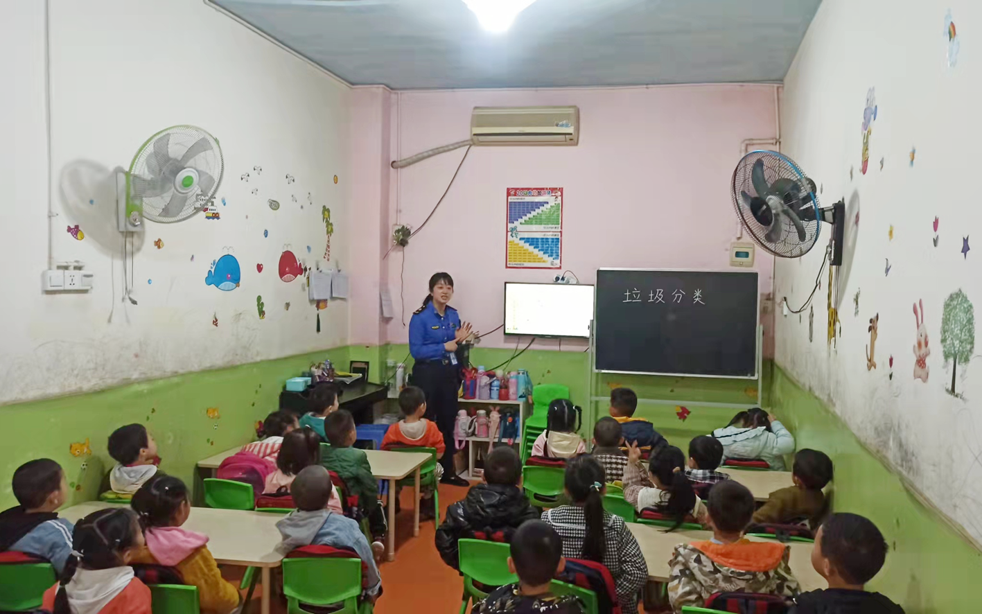岳池县城市管理综合执法大队：环保宣传进课堂 垃圾分类我先行