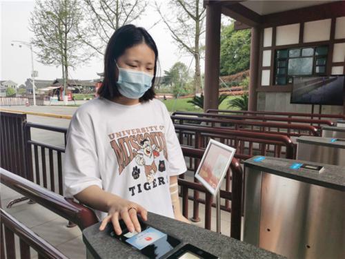 广安：社保卡添新应用，刷卡即可参观邓小平故居