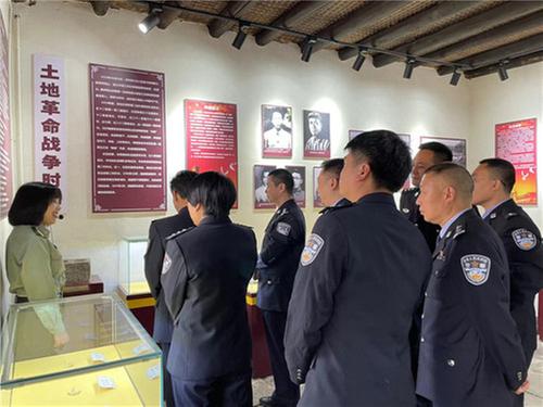 华蓥市公安局森林警察大队开展“追思先烈 砥砺前行”主题党日活动
