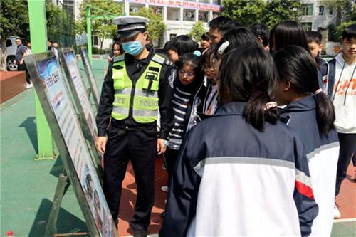 邻水交警深入合流职校开展交通安全知识讲座