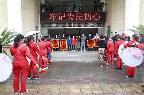 邻水县：民警初心不移破积案 群众冒雨送锦旗