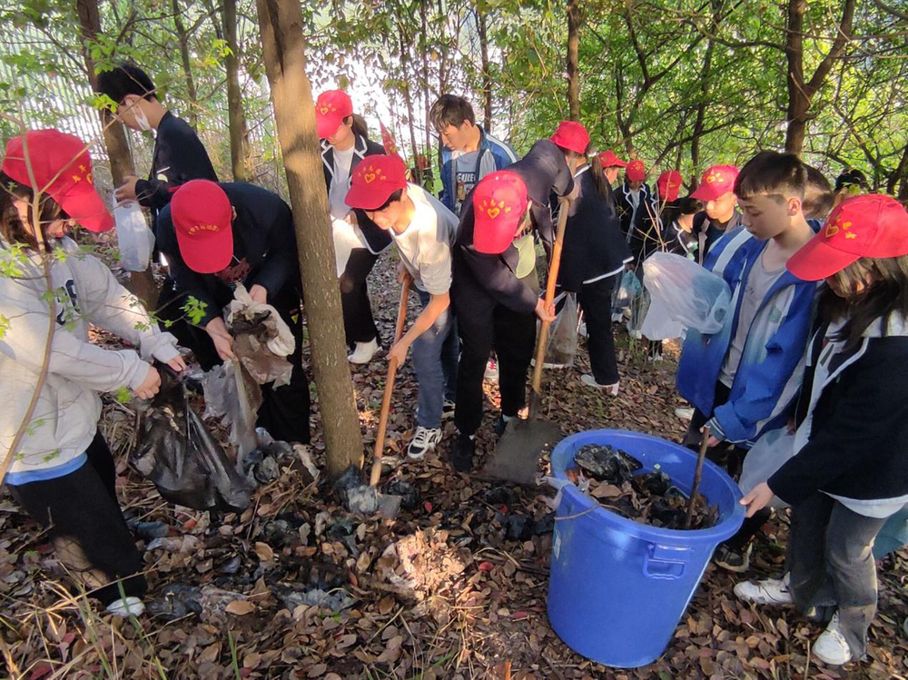 南江四中200名团员志愿者净化校园周边环境