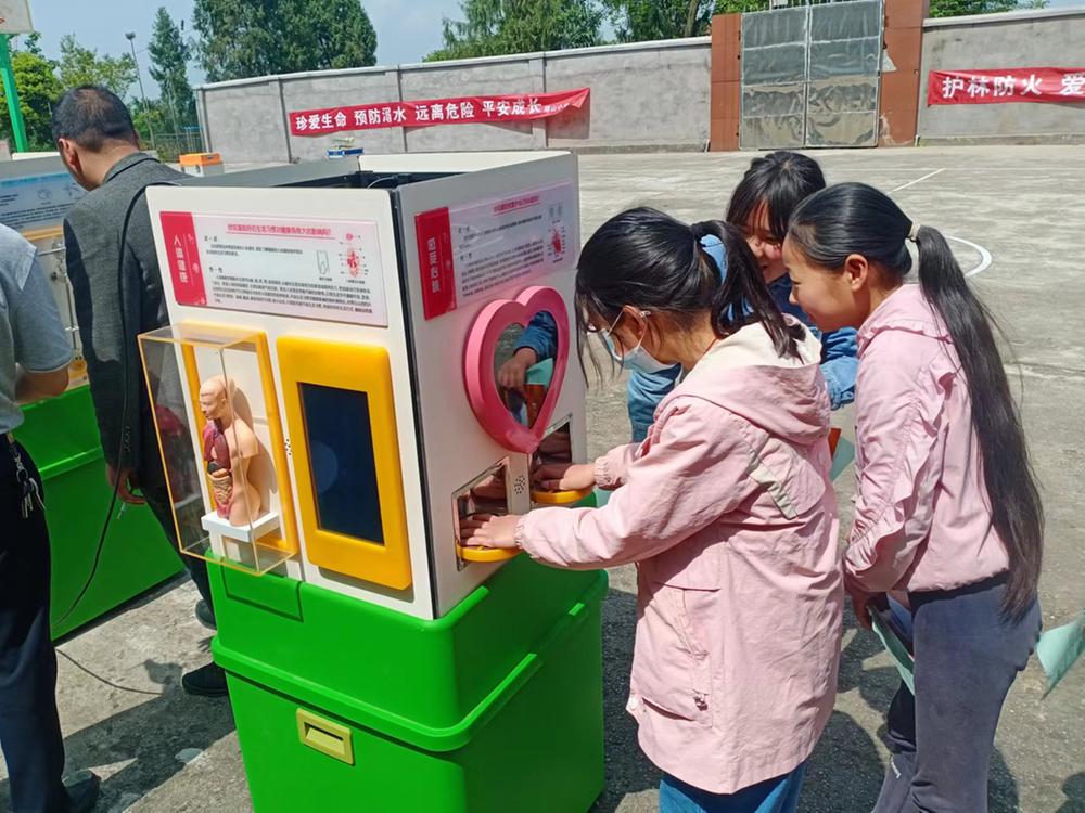 广安市、广安区科协联合开展科普大篷车进校园活动