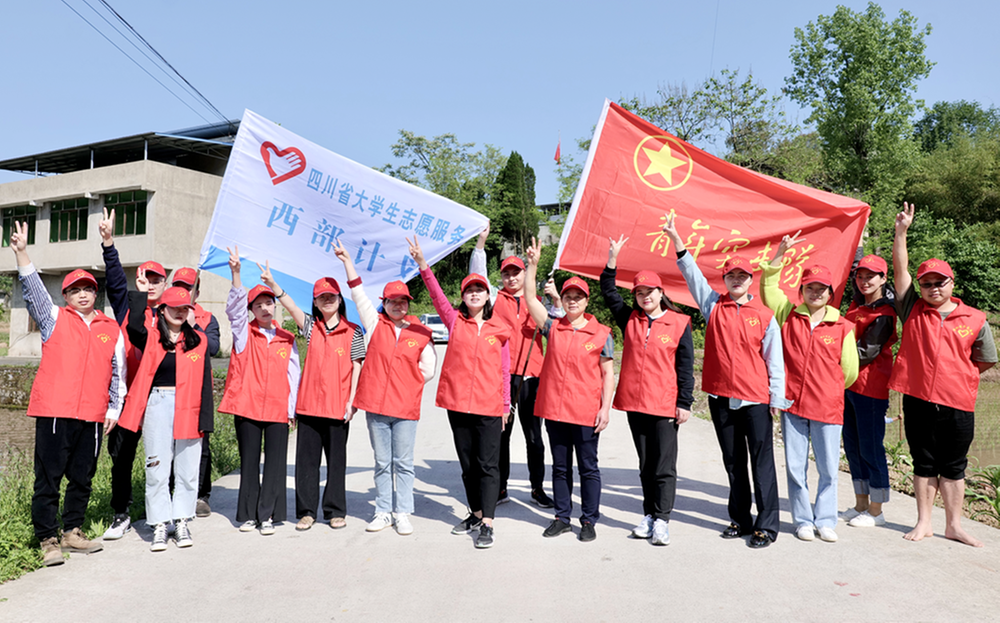 邻水县：抢抓春光 助农插秧 让青春之花绽放在乡村振兴第一线