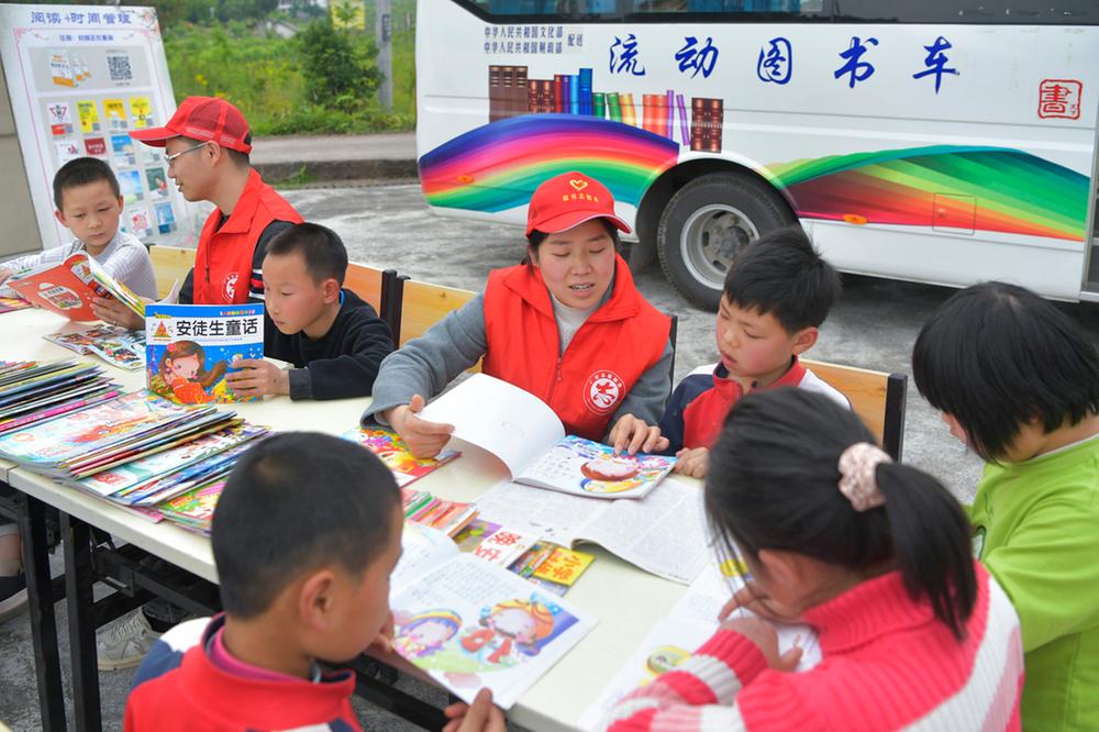 广安区：流动图书车进校园