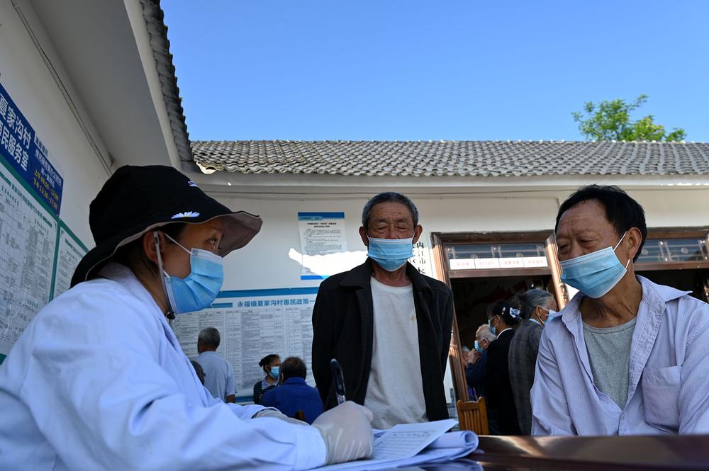 东兴区医护人员上门为老人免费体检