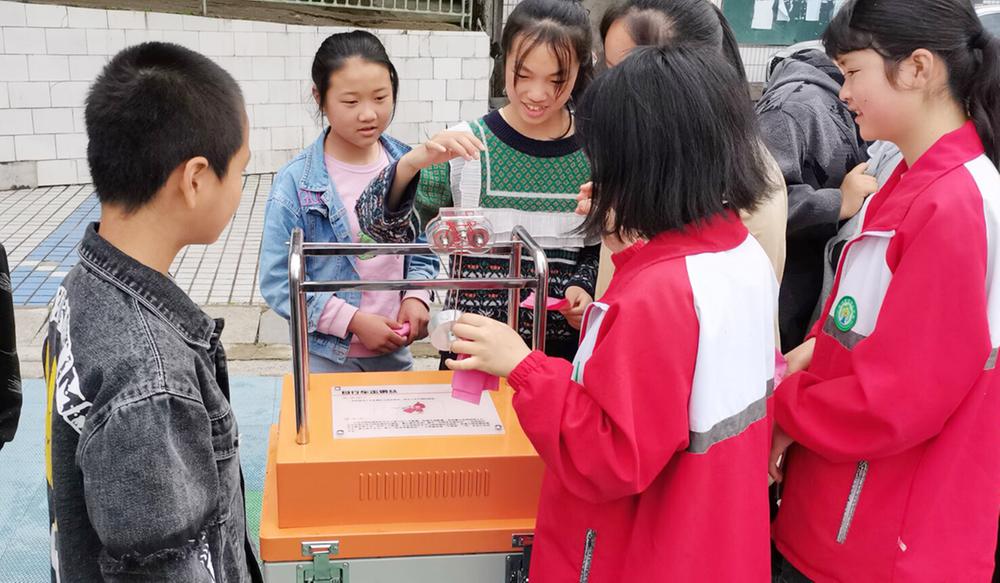 岳池县：科普大篷车  欢乐校园行