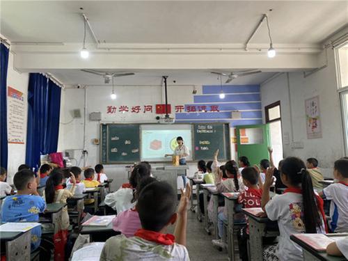 彭山区小学英语“毛绘工作室”送教下乡到谢家小学