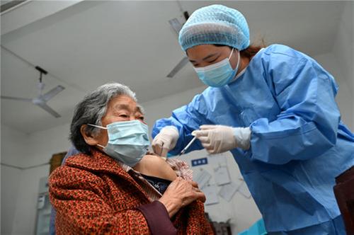 东兴区：接种“加强针” 筑牢“防疫墙”