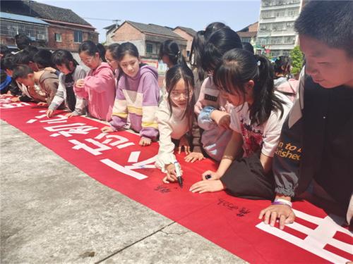前锋区虎城小学开展建团百年主题团日活动