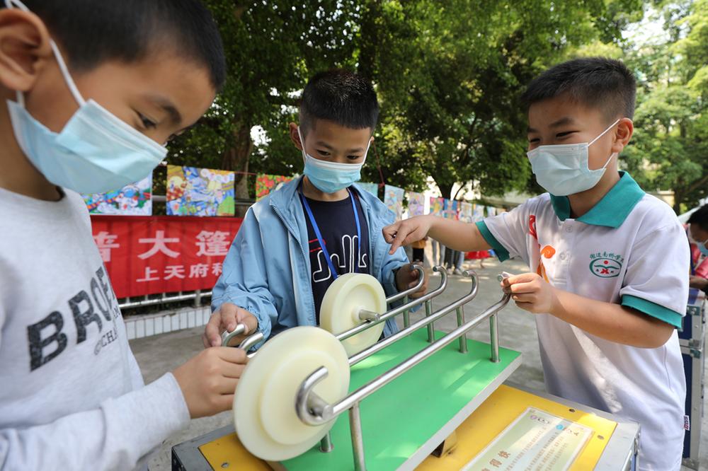 武胜县开展“科普大篷车进校园”暨第十八届武胜县青少年科技创新大赛优秀作品巡回展活动