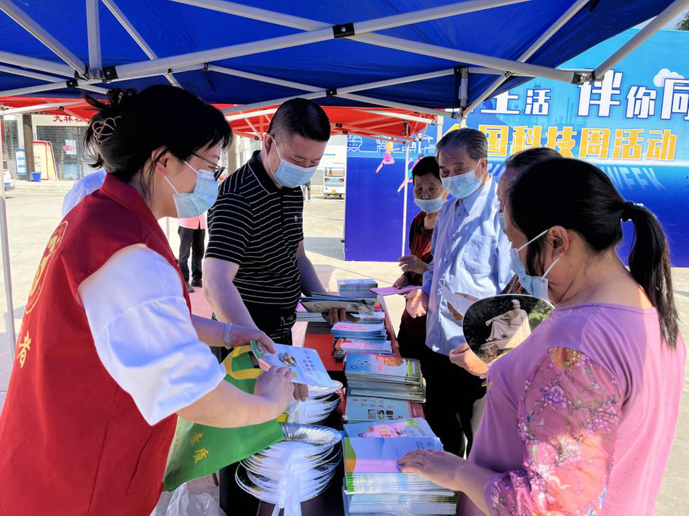 东坡区科协开展“健康生活 伴你同行”全国科技活动周义诊活动