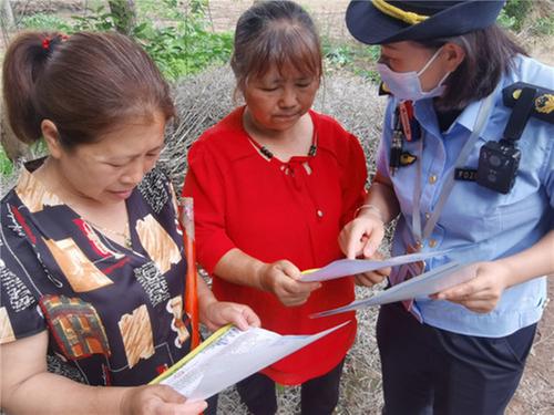 成都东部新区石板凳街道：田间地头开展秸秆禁烧宣传