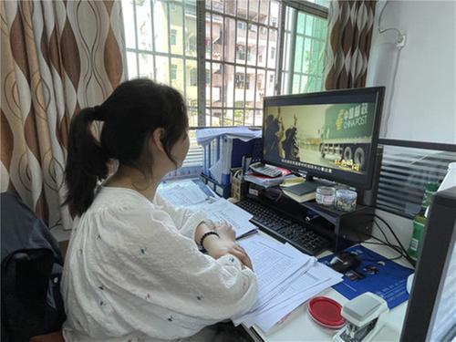 伏龙镇组织观看四川党建教育短片《红色瞬间》