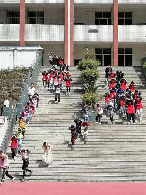 关门镇九义校开展防震演练活动