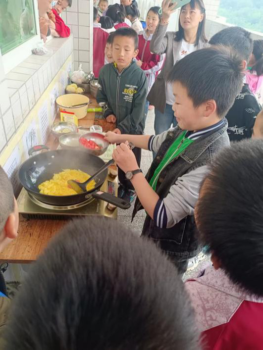 南江县东垭小学烹饪实践活动进课堂