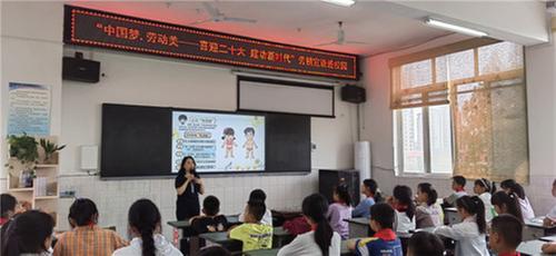 彭山区鹏利小学：劳模宣讲进校园