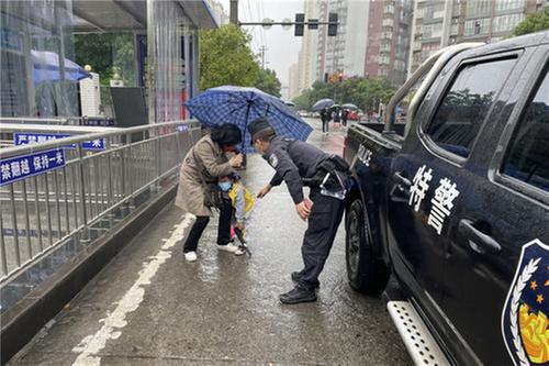 华蓥特警为患者开辟“健康通道”