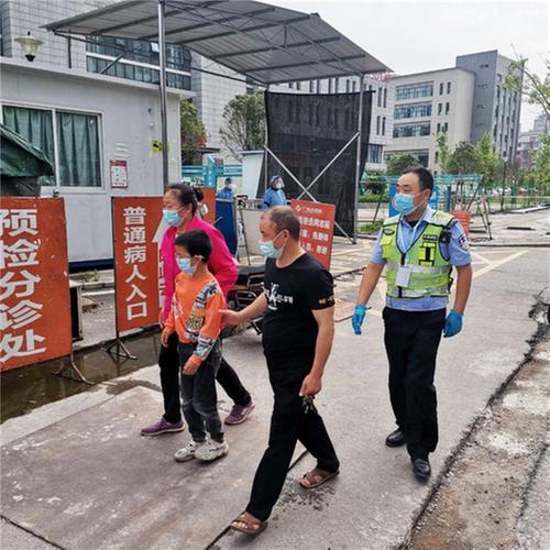 华蓥市：“疫”线交警暖心救助受伤儿童