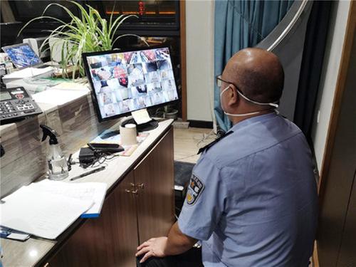 华蓥市公安局：“疫”线不分年龄 服务没有“退休”