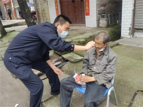 武胜县：民警救助摔伤老人 平凡举动暖人心