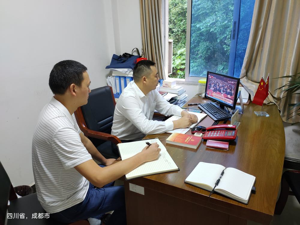成都东部新区石板凳街道党员群众积极收听收看省第十二次党代会开幕直播