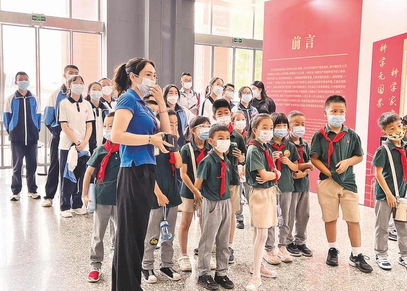 “众心向党 自立自强——党领导下的科学家主题展”四川巡展启动