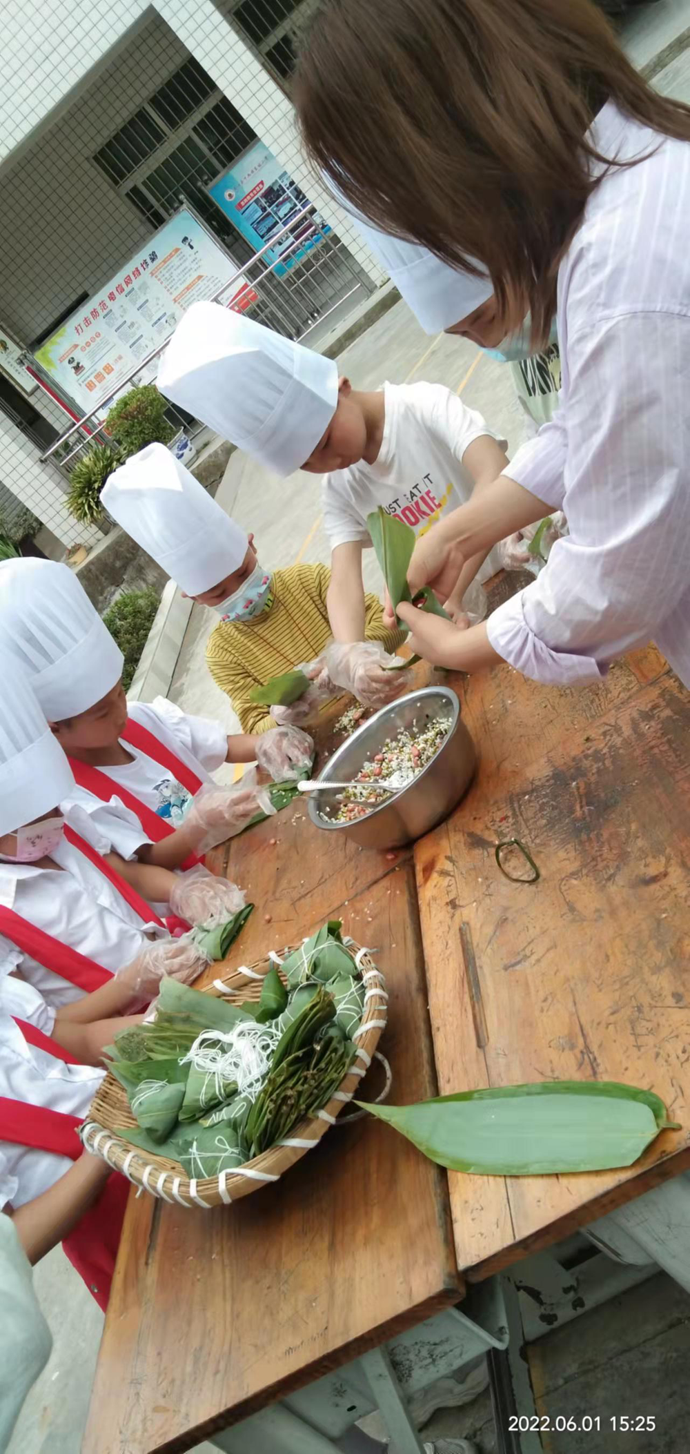 东垭小学开展包粽子实践活动庆“六一”