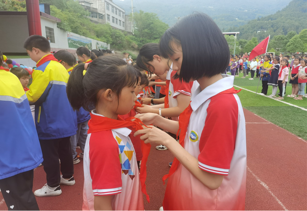 公山镇小学举行一年级新队员入队仪式