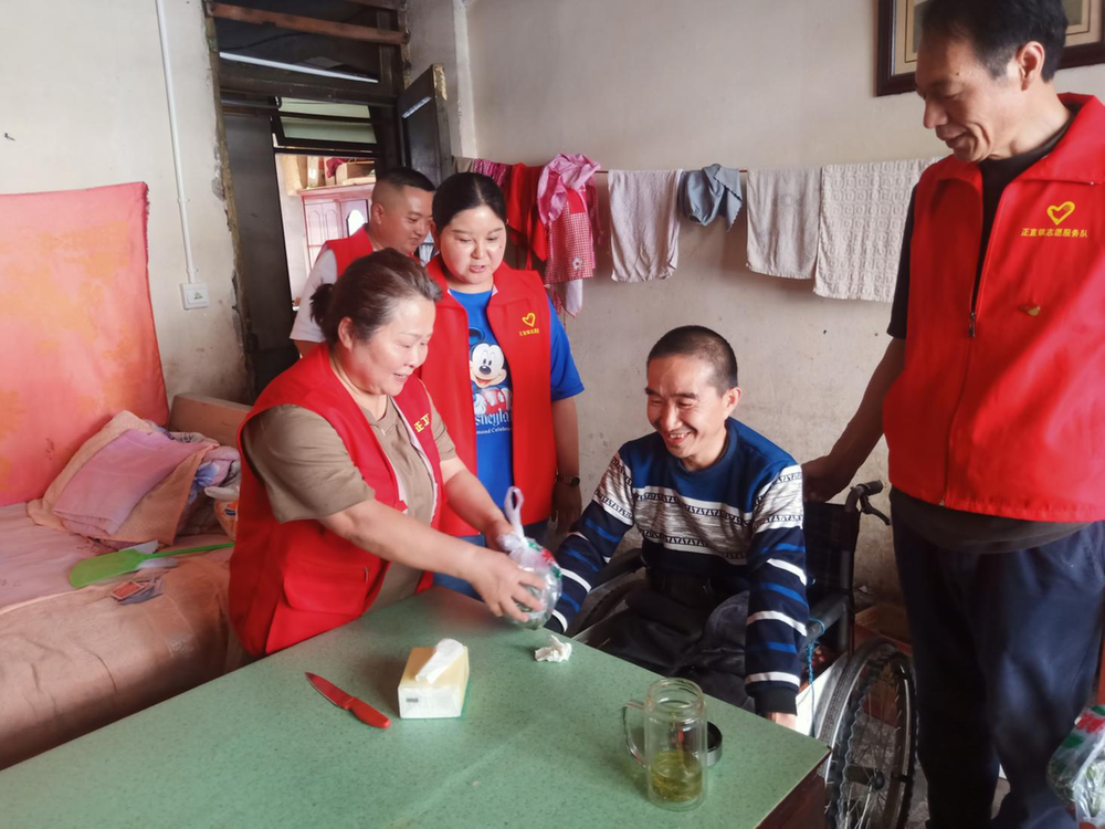正直镇：志愿者让端午更温情
