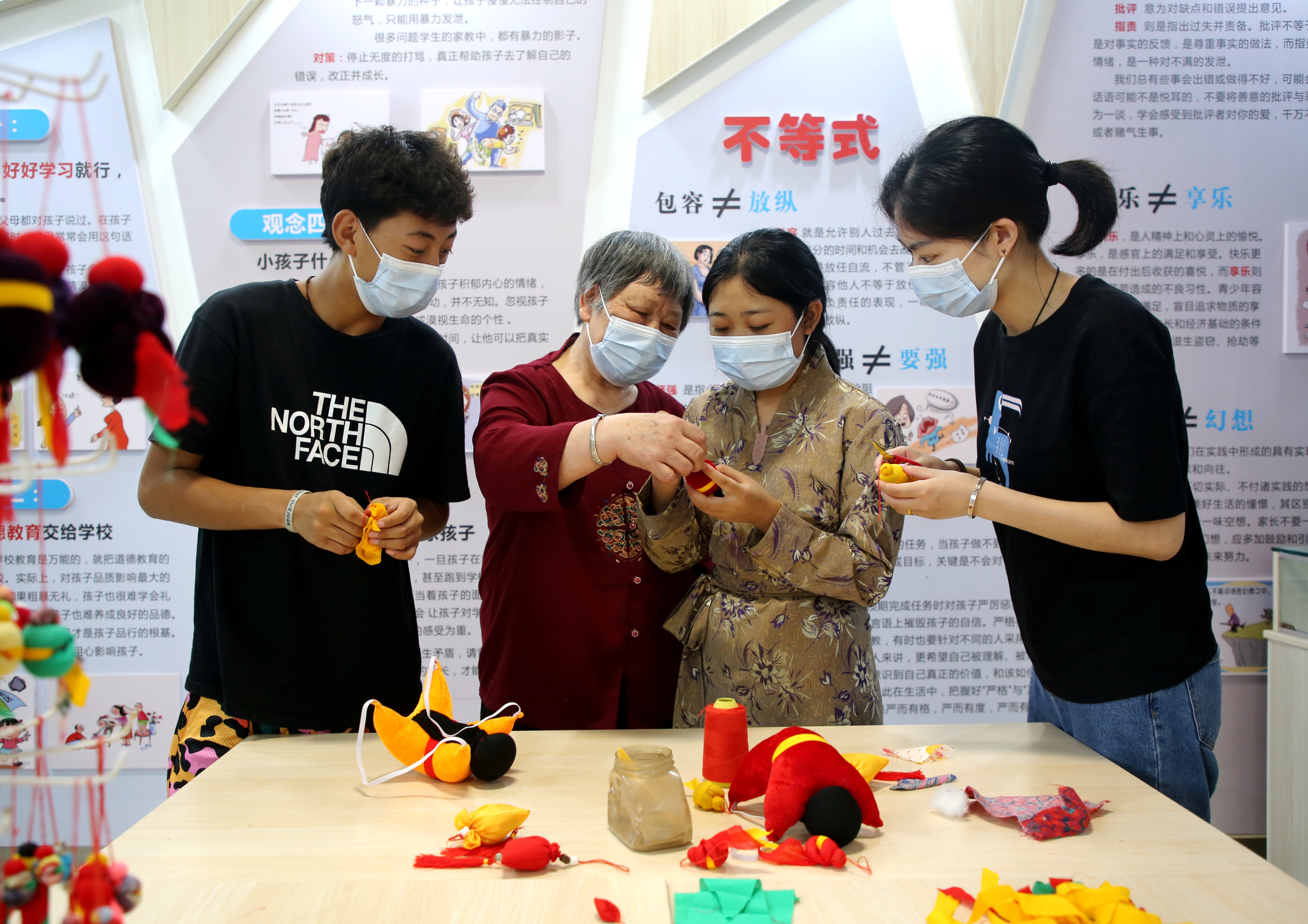 纳溪区：巧手传技艺 浓情迎端午