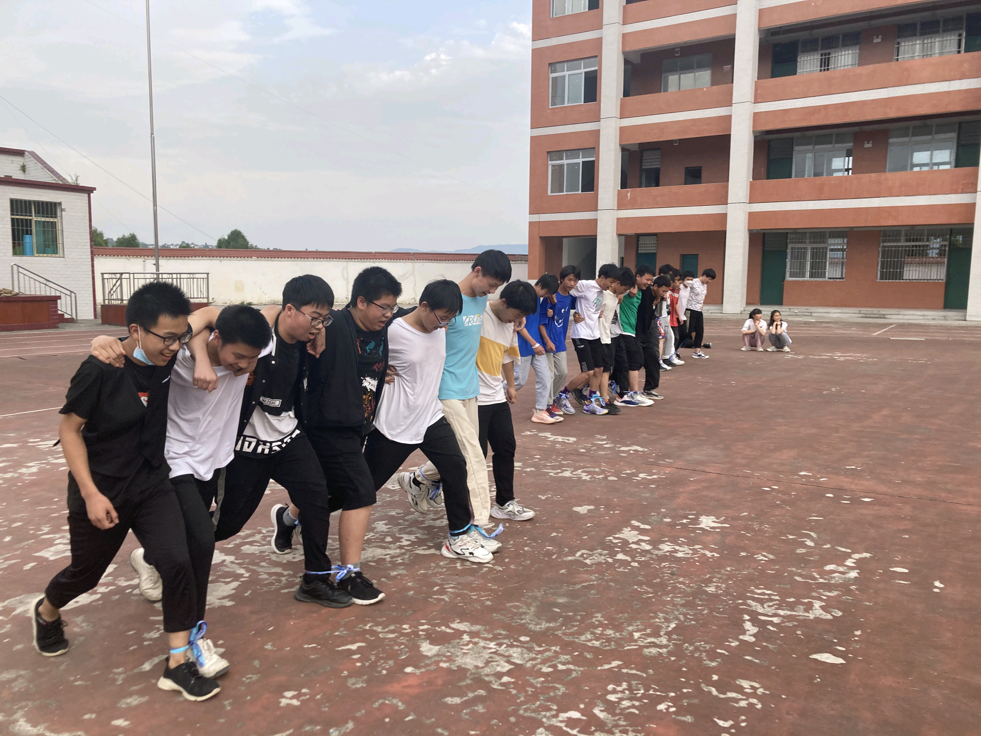 巴州区曾口中学开展毕业生减压团体活动