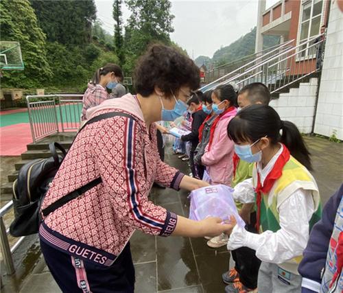 洪雅县林业局走访慰问联系村儿童