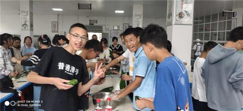 东坡区实验中学：组织茂县学子包粽子 共度端午节