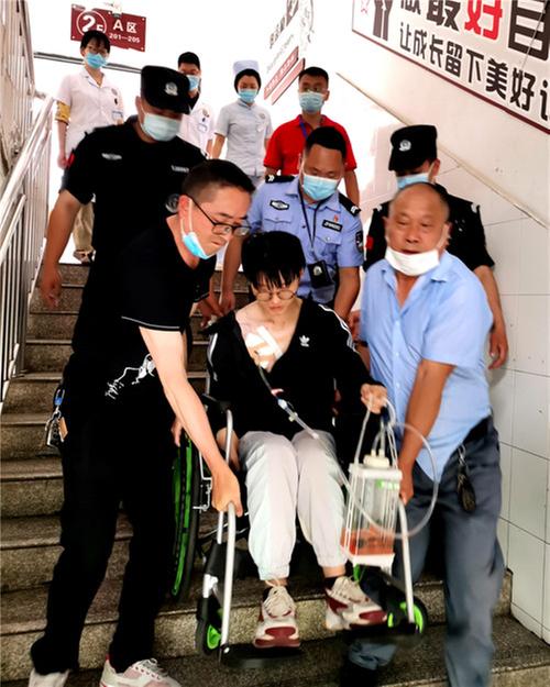 南充市：术后不下考场 嘉陵公安民辅警全力护航