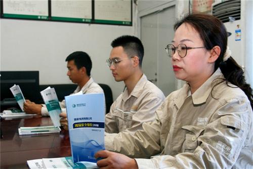 国网武胜县供电公司：开展送安规书籍进班组活动