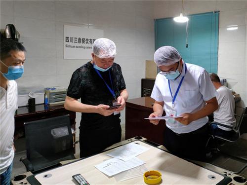 岳池县市场监督管理局“周三查餐厅”走进高考集中就餐点