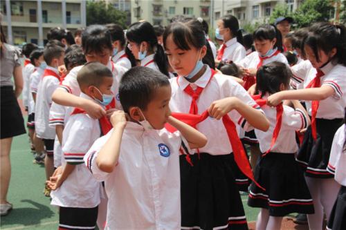 巴州区六小：开展一年级新生入队仪式活动