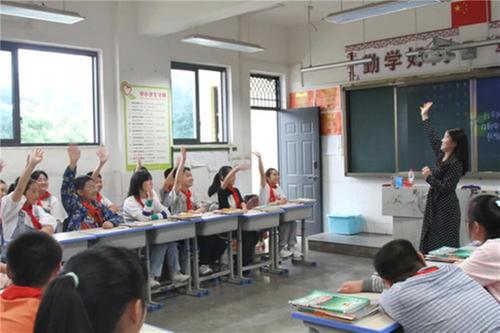 “读书点亮乡村生活”活动走进青神河坝子小学