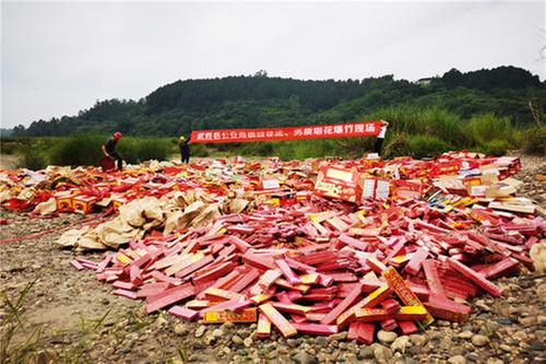 武胜县集中销毁“非法”烟花爆竹