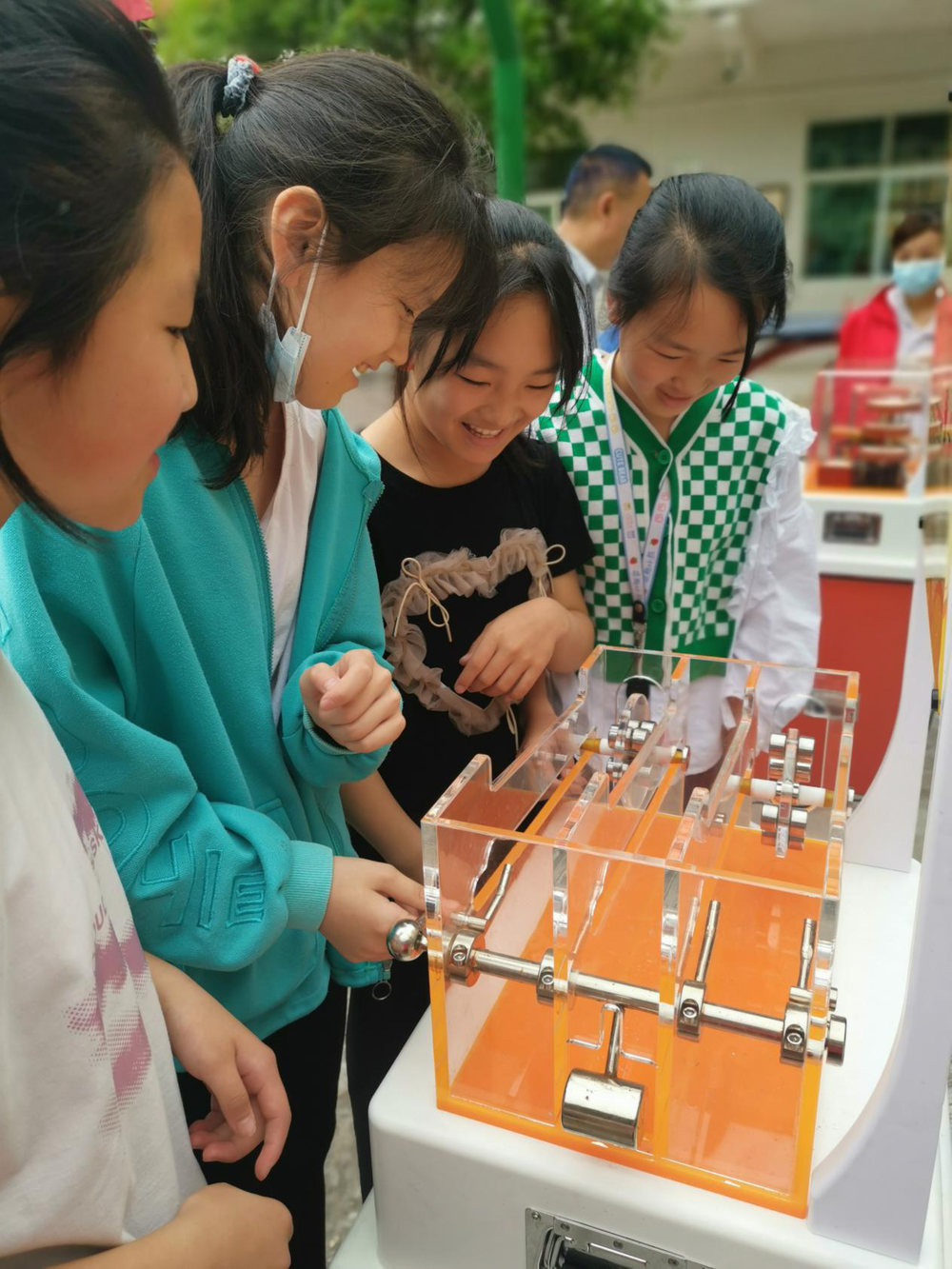 巴中市科协：“科普大篷车”进校园 点亮孩子科技梦