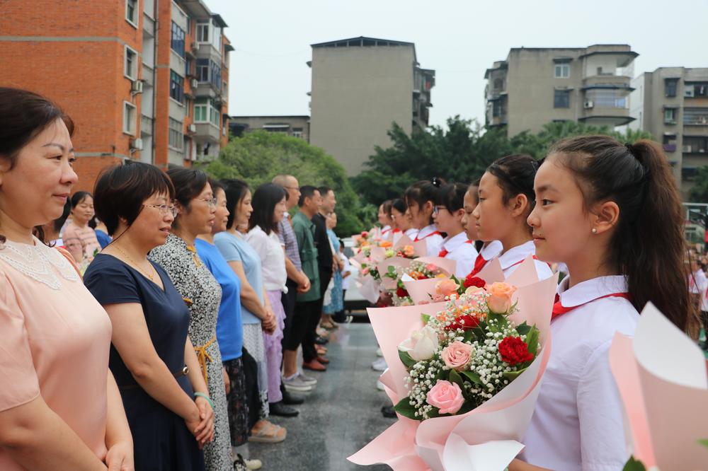 彭山一小举行小学毕业典礼