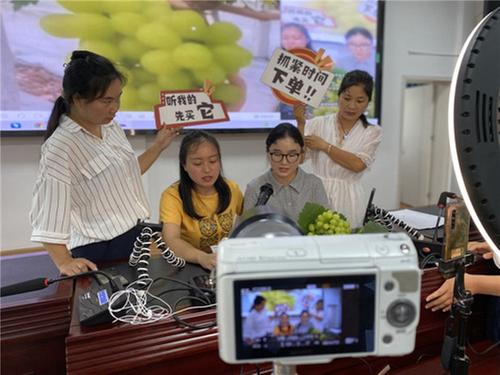 青神县开展直播带货PK赛 助力乡村振兴