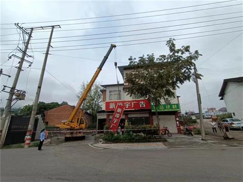 成都东部新区石板凳街道开展违法户外广告与招牌专项整治