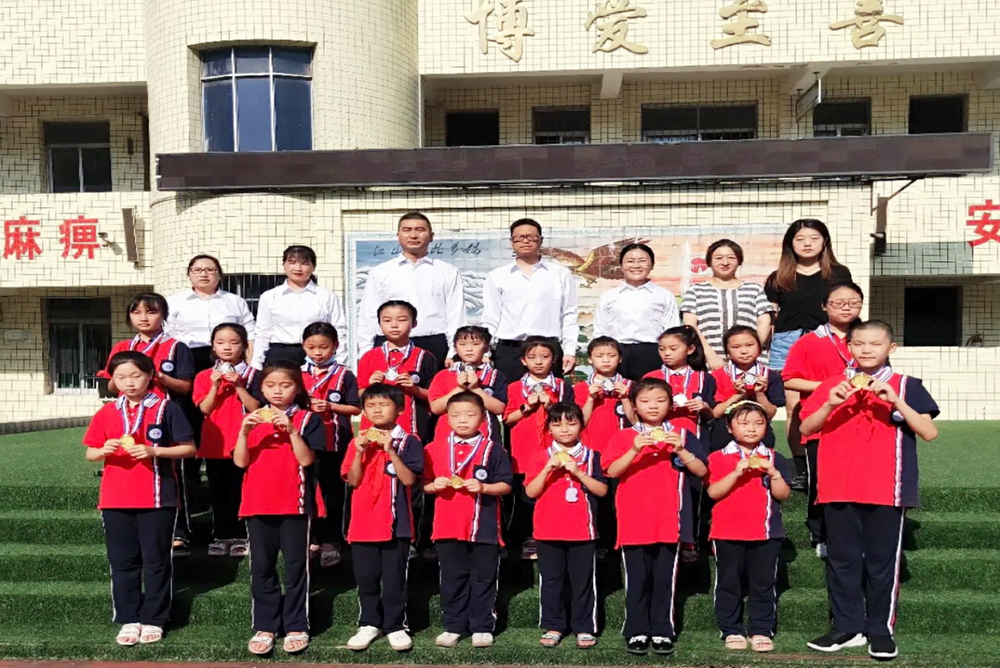 乐坝小学组织开展庆祝建党101周年暨学生表彰活动