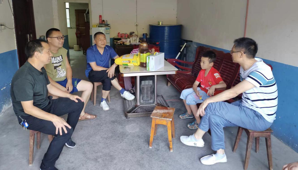 乐坝小学走访慰问困难学生