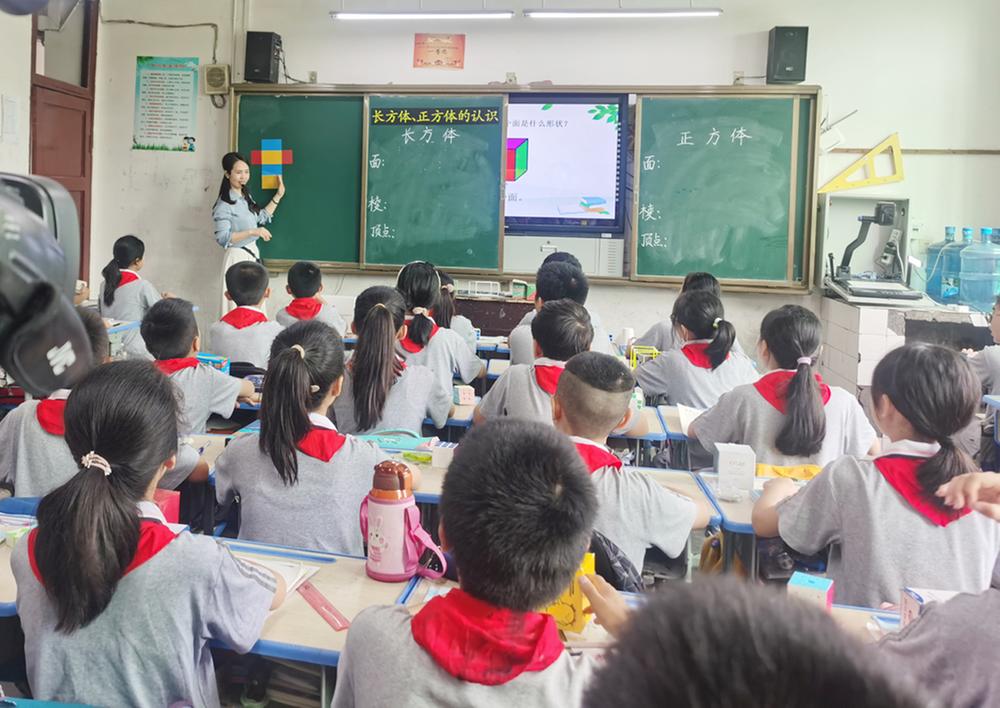 代市小学举行数学教研活动