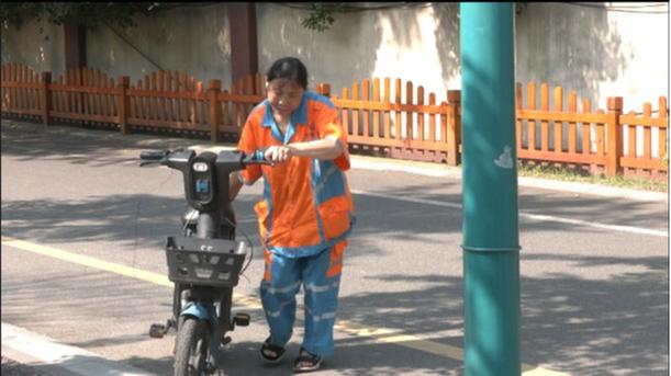 青神县：烈日当头 环卫工人“洁”尽全力为城市“梳妆”