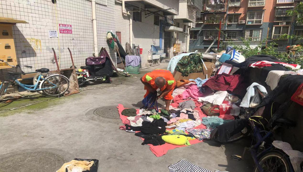 仁寿县怀仁街道：居民杂物乱堆放 网格员及时处理除隐患