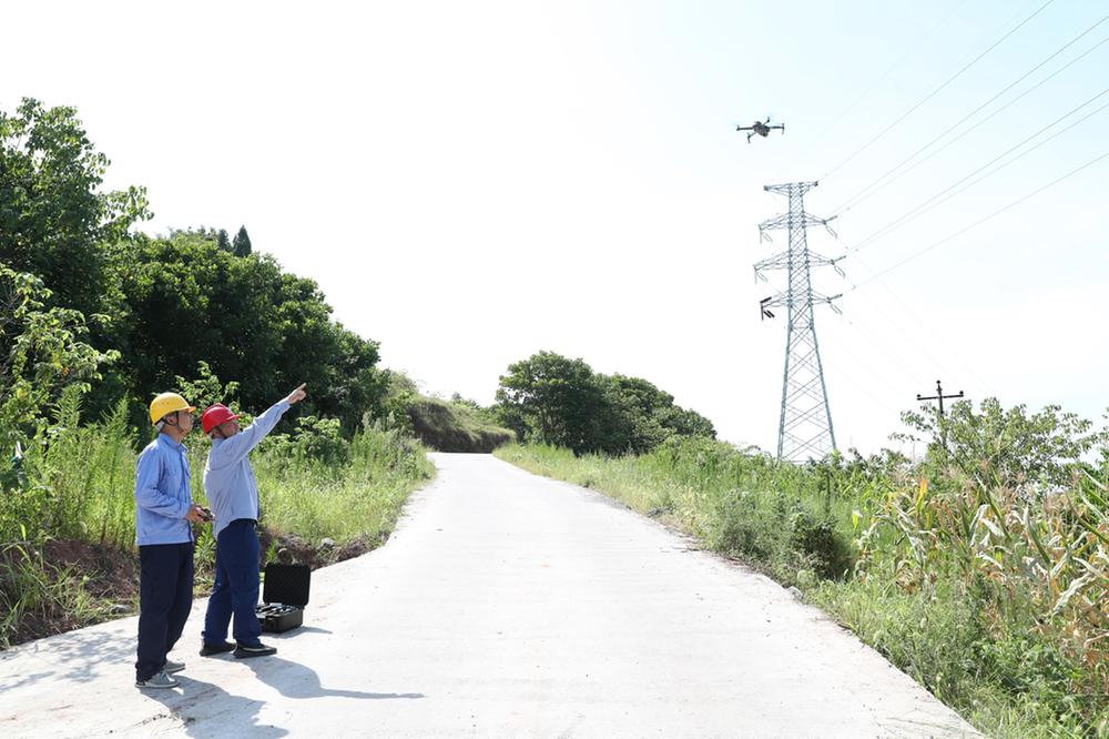 广安：迎峰度夏保供电  无人机巡查隐患